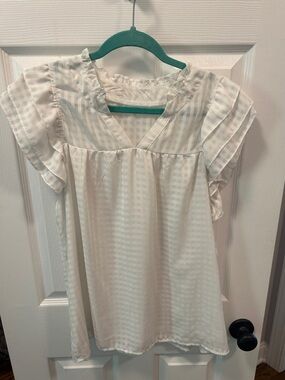 Women's Cream Ruffle-Sleeve V-Neck Top